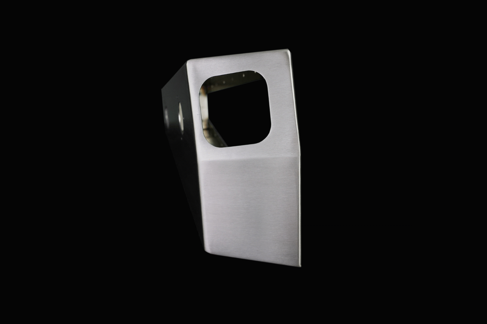 Die Wannenzentrierung wurde in 16 verschiedenen Varianten gebaut. Das Edelstahlbauteil wird an eine Maschine aus dem Bereich Sicherheitstechnik angebaut.