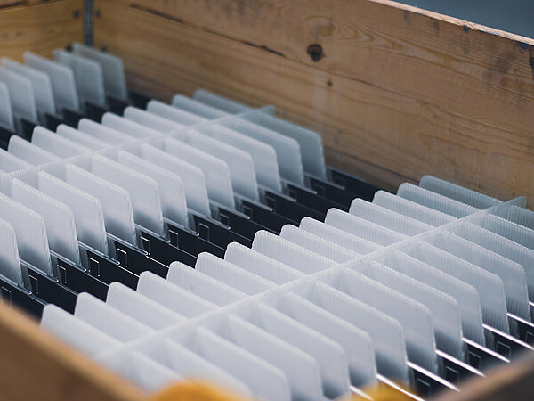 Special plastic combs protect stainless steel plates from scratches and marks.