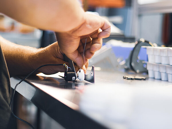 Auf Wunsch baut Arnold kleine Elektronikkomponenten und integriert sie ins Gehäuse.