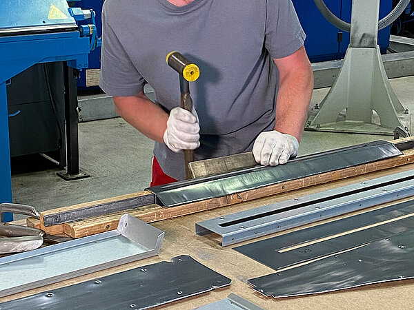 Unsere Spezialisten bringen Bleifolie auf, sodass eine Anpassung bei verbleiten Bauteilen und 2D-Blei-Ausschnitten an jede gewünschte Form möglich ist.