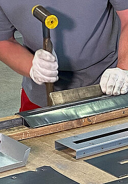 Unsere Spezialisten bringen Bleifolie auf, sodass eine Anpassung bei verbleiten Bauteilen und 2D-Blei-Ausschnitten an jede gewünschte Form möglich ist.