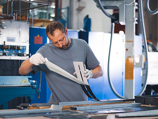 Lead thicknesses up to 5 mm – Processing of adhesive lead