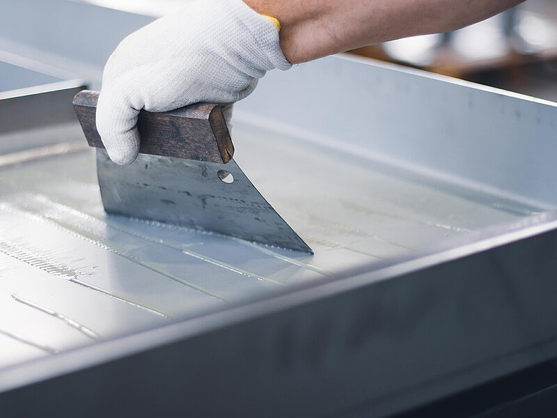Adhesion of rolled lead: the sandwich construction method involves bonding lead plates in a metal housing.
