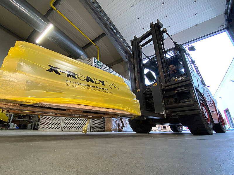 Wir garantieren einen fachgerechten Transport von Blei. Dank spezieller Staplertechnik kann Arnold bis zu einem Gewicht von 15 Tonnen bewegen.