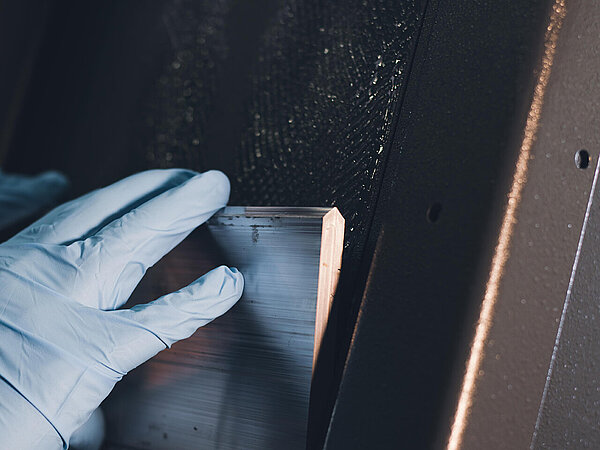 Bis zu 30 Millimeter dicke Bleiplatten verklebt Arnold für den Strahlenschutz in Gehäuse von Maschinen mit Röntgentechnologie.