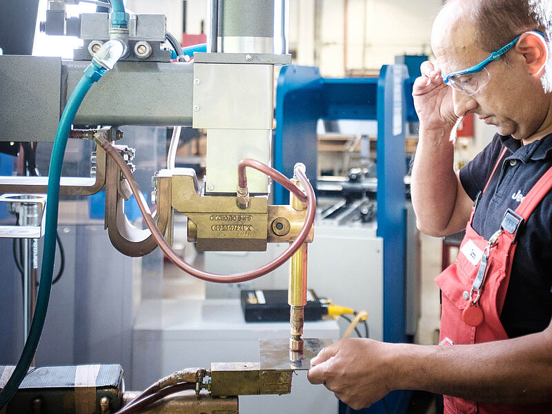 Sheet metal working: edge finishing, laser processing, stamping, and forming. High-quality materials and precise manufacturing techniques for your high-quality product.