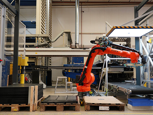 Nun muss der Maschinenbediener nicht mehr warten, bis die Teile aus der Maschine kommen. Sie werden automatisch vom Roboter absortiert.