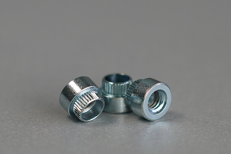 Metallische Bauteile lassen sich zum Beispiel mit Einpressmuttern befestigen. Neben ihnen zählen auch Einpressbolzen, Einpressbuchsen und Einpressschrauben zu den Einpressbefestigern.