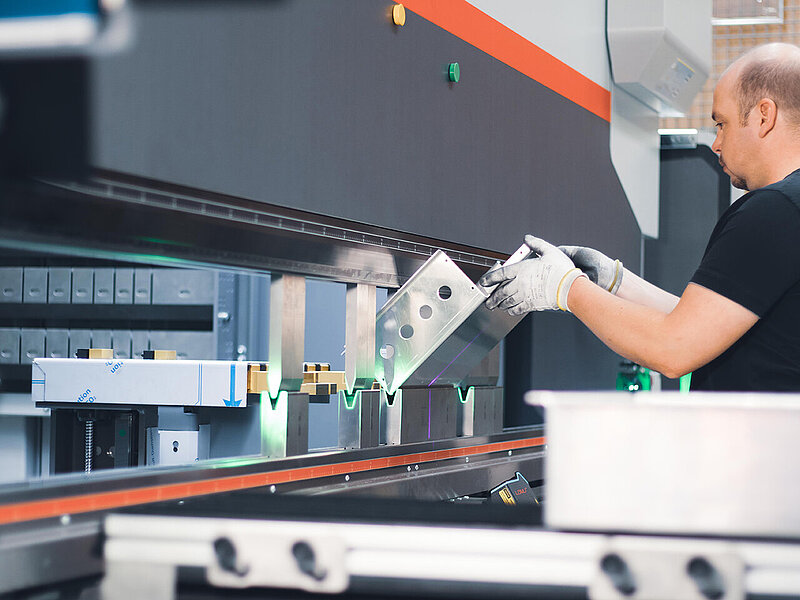 Für die Herstellung von Edelstahlprodukten kommen bei Arnold automatisiere Biegetechnologien zum Einsatz.