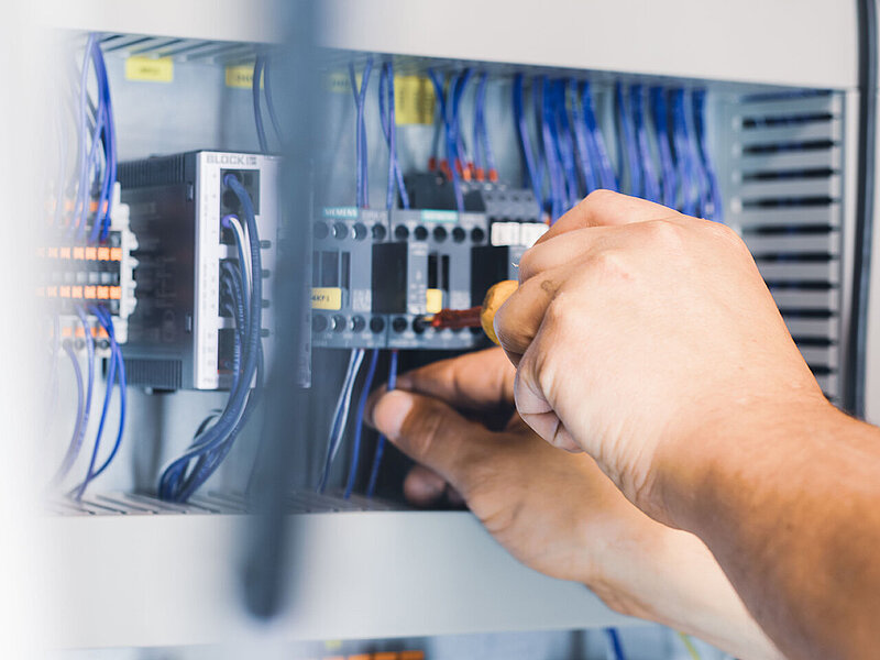 Elektronikeinbau in Gehäuse: Auf Wunsch integriert Arnold jede Art von Elektronik in Baugruppen, z. B. in Schaltschränke.