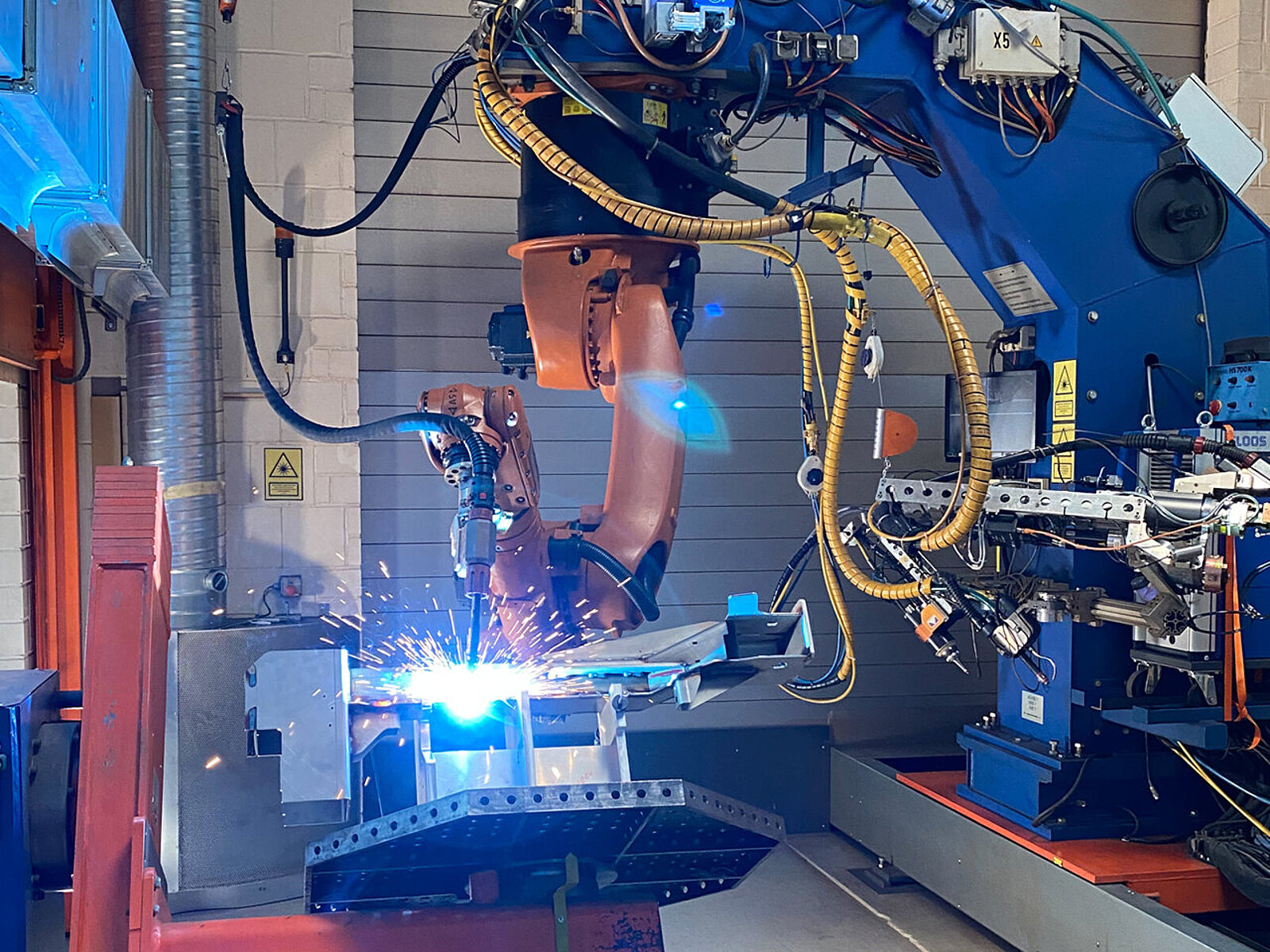 Für Edelstahlprodukte mit hoher Stückzahl, langen Schweißnähten und engen Toleranzen bietet sich das automatisierte Schweißen an.