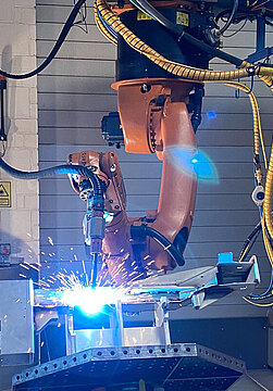 Für Edelstahlprodukte mit hoher Stückzahl, langen Schweißnähten und engen Toleranzen bietet sich das automatisierte Schweißen an.
