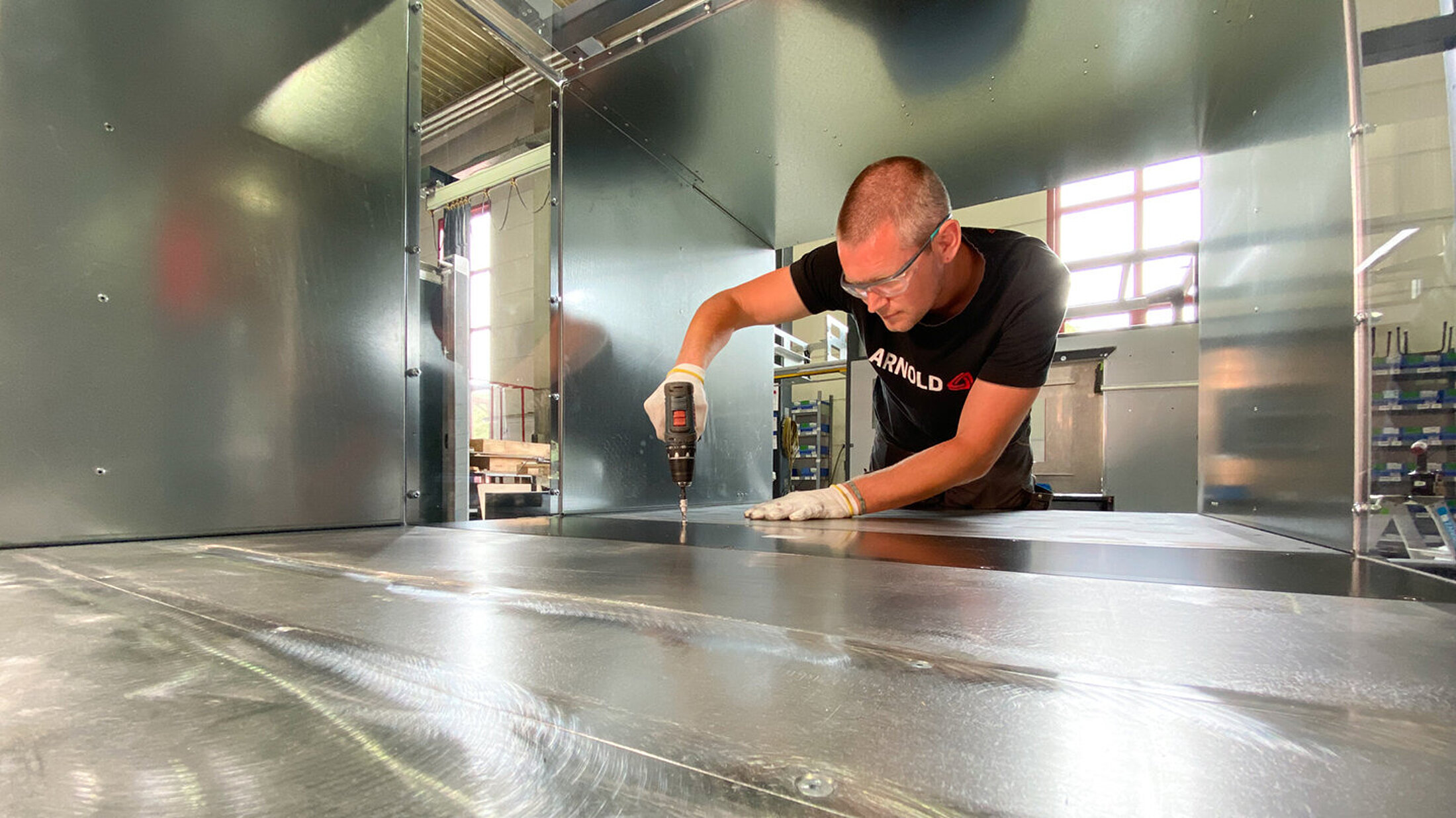 Bleiplatten montieren - In den Arnold-Werkstätten entstehen Anlagen mit Röntgentechnologie.