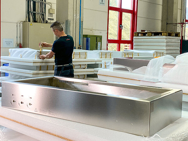 Unsere Spezialisten verpacken Ihre Edelstahl-Produkte schonend und sicher für den Transport.
