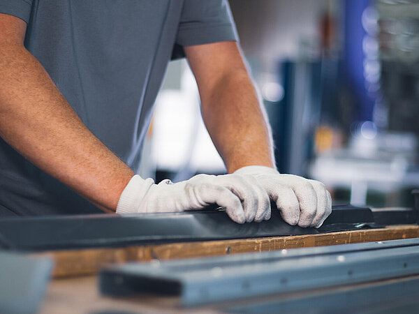 Arnold specialists apply the lead precisely to the component.