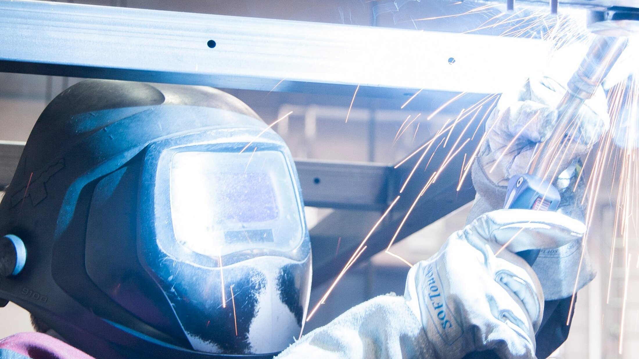 Eine strikte räumliche Trennung der Stahlschweißerei von der Edelstahl-Aluminium-Schweißerei beugt Verunreinigungen vor, sodass Ihr Produkt vor Korrosionsgefahr geschützt wird.