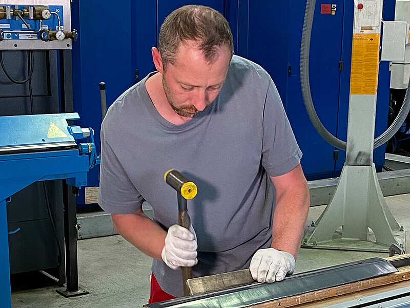 Unsere Spezialisten bringen Bleifolie auf, sodass eine Anpassung bei verbleiten Bauteilen und 2D-Blei-Ausschnitten an jede gewünschte Form möglich ist.