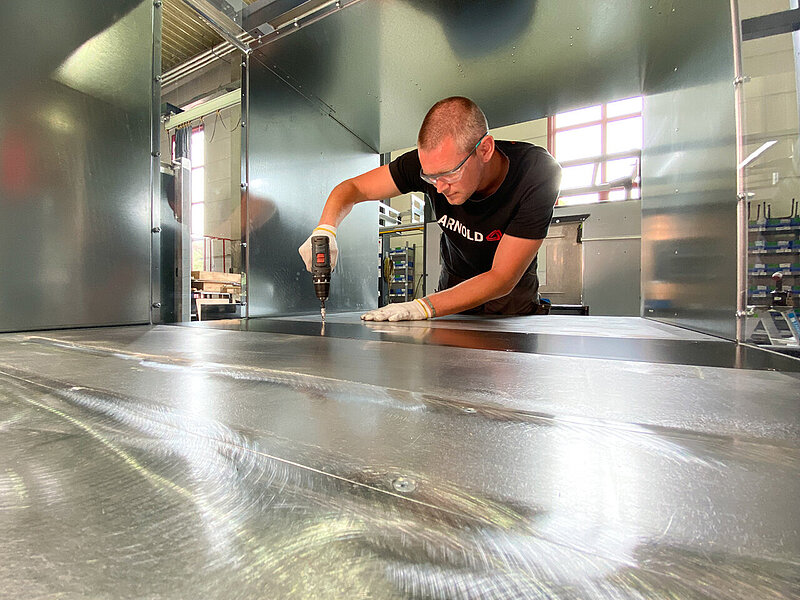 Bleiplatten montieren - In den Arnold-Werkstätten entstehen Anlagen mit Röntgentechnologie.