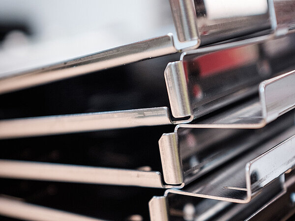For large quantities, Arnold can produce sheet metal parts cost-effectively thanks to automated manufacturing processes.