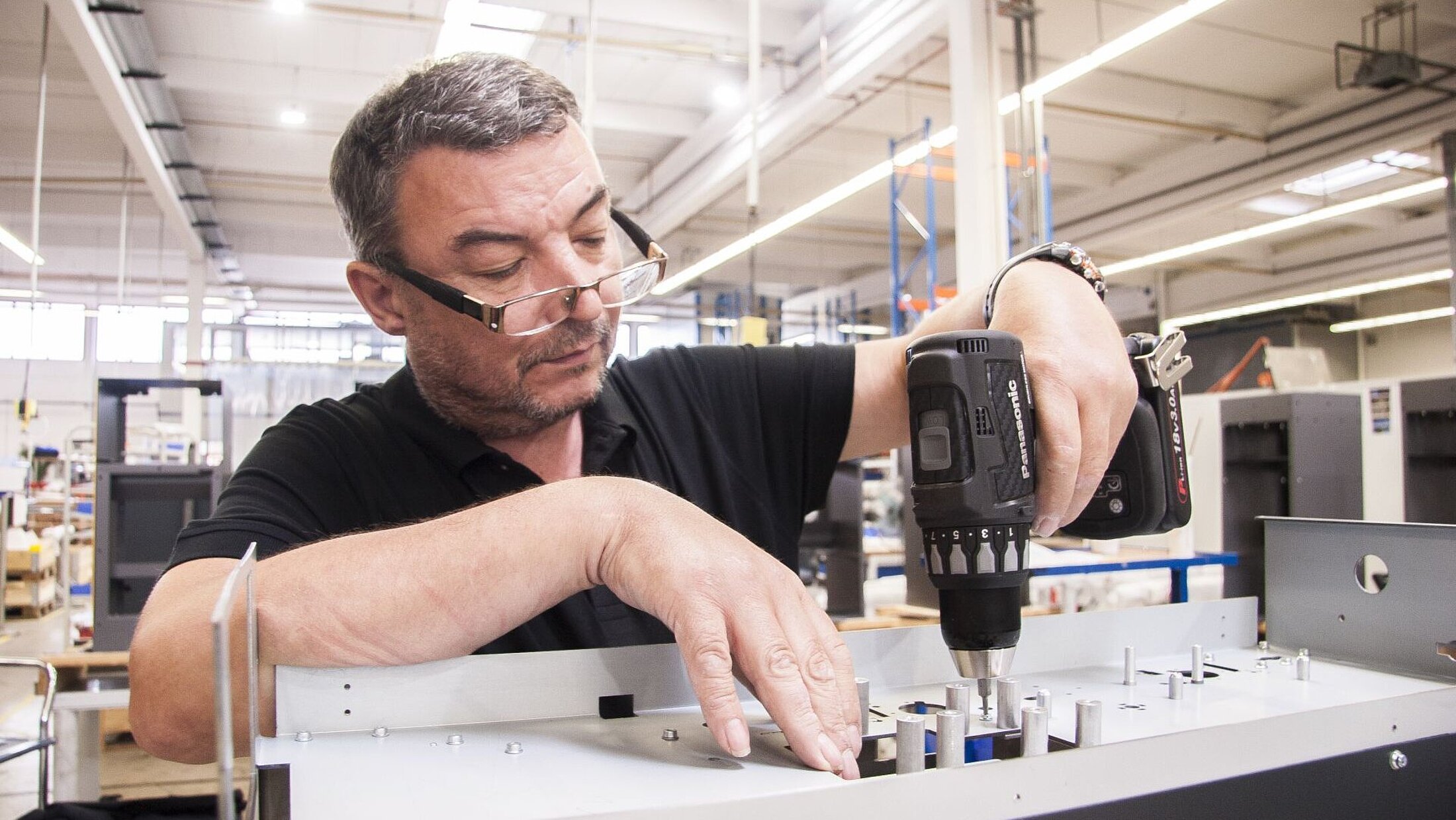 Unsere erfahrenen Mitarbeiter in der Fertigung bringen Ihr Produkt voran.